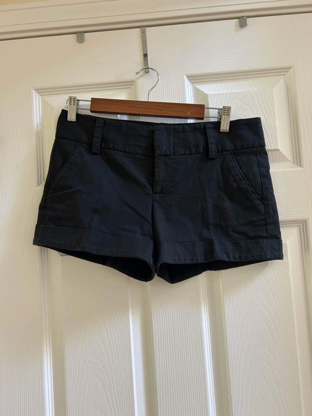 Alice + Olivia Cady Short in Black Size 6 - Picture 6 of 11